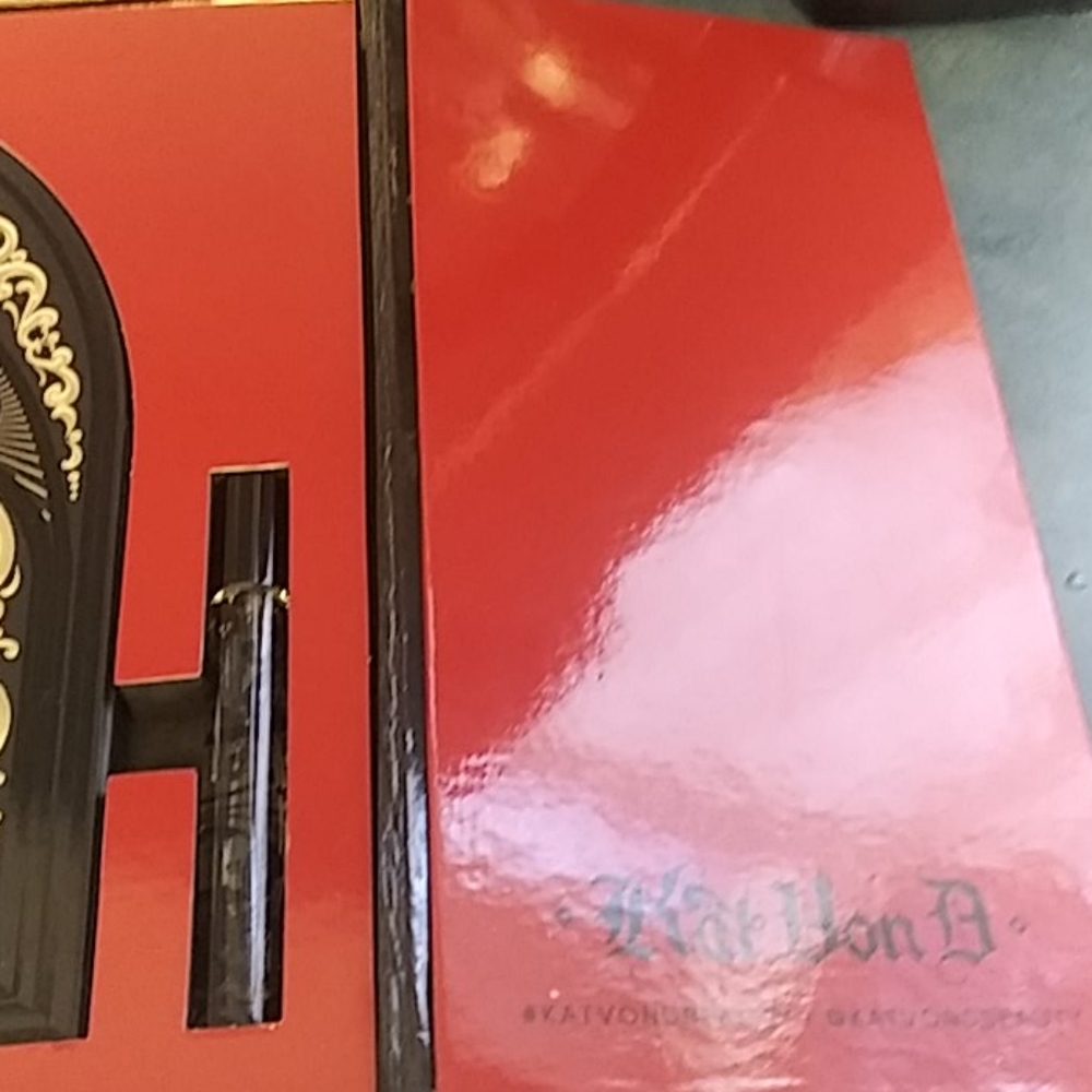 VINTAGE RARE KAT VON D SAINT + SINNER MAKEUP VAULT - Picture 4 of 11